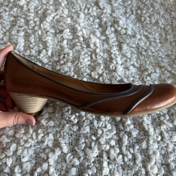 Arnold Churgin low heel pumps Size 40. Dark tan w/navy piping. Leather. - Picture 5 of 5